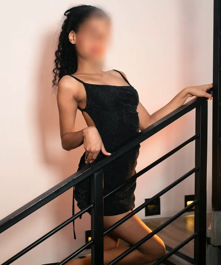 Amina, 34
