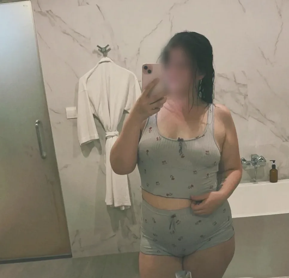 Mirela, 27