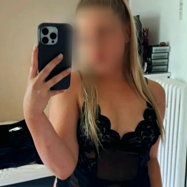 Mirela, 28