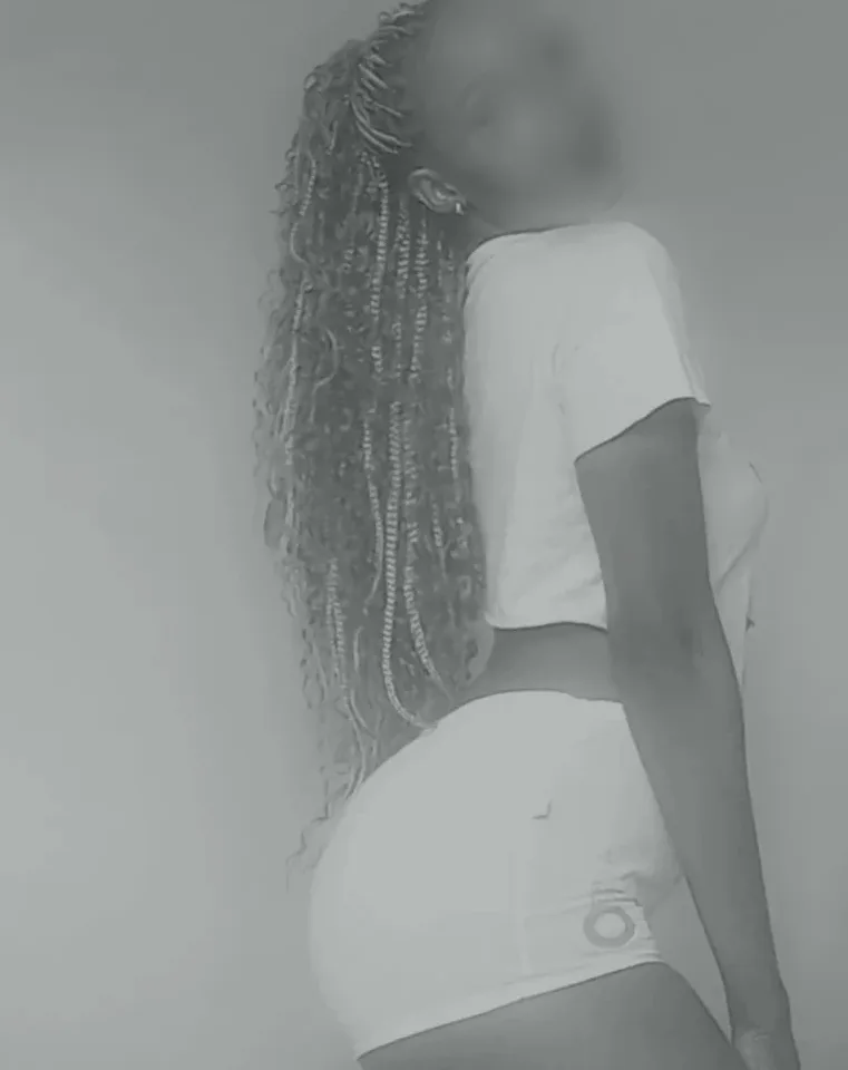 Rosa, 28