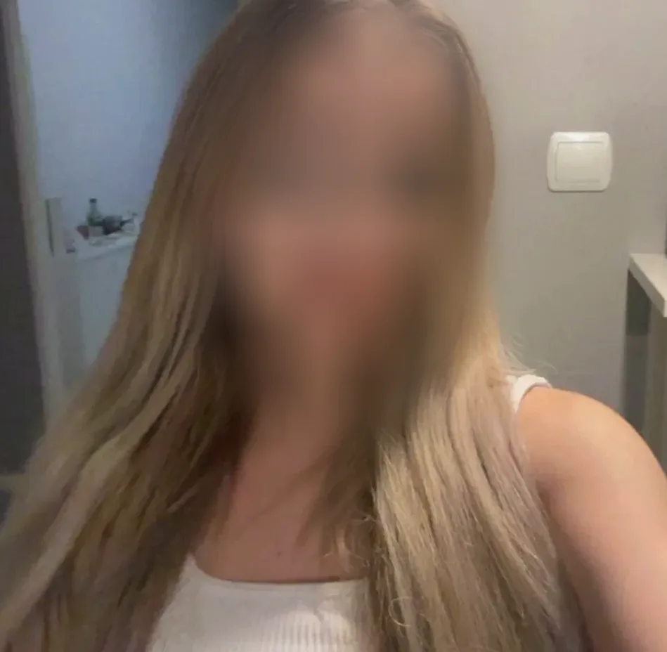 Simone, 24