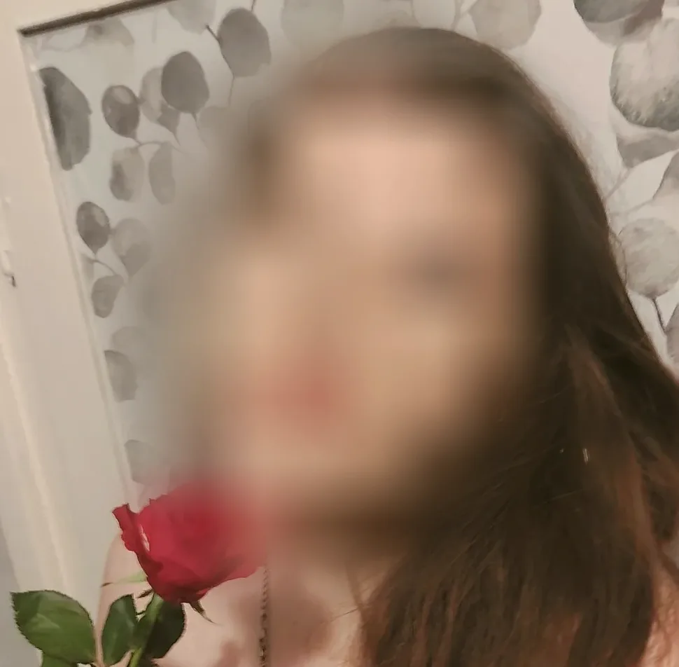 Viktoria, 27